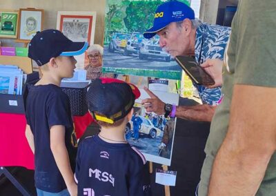 Hernan Delanoy explicando la técnica de las pinturas de Fuel Art