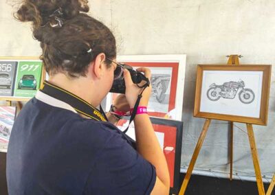 Admirando las obras de Fuel Art en el Fan Zone de la apertura del campeonato 2026 de TC2000 y TopRace