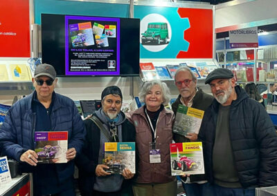 Gabriel Nicoletti, Miguel Paolantonio, Hernán Delannoy, Luis Zaccaria y Daniel Sonzini artistas de de Fuel Art en La Feria del Libro de Buenos AIres en el stand de Motorart