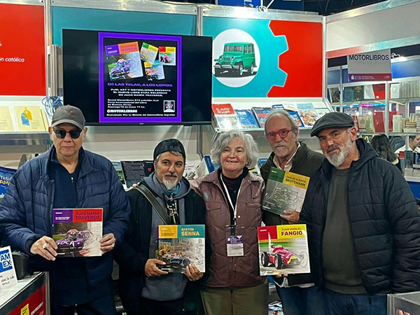 Gabriel Nicoletti, Miguel Paolantonio, Hernán Delannoy, Luis Zaccaria y Daniel Sonzini artistas de de Fuel Art en La Feria del Libro de Buenos AIres en el stand de Motorart